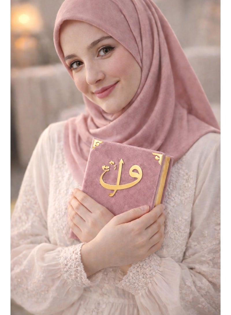 أولودينيز  5 قطع – طقم هدية إسلامية فاخر يضم مصحف المدينة بغلاف مخملي، سجادة صلاة، حجاب، ومسبحة تسبيح ضمن علبة فاخرة - Image 4